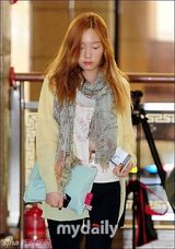 组图：少女时代现身机场飞日本 大秀清纯时尚感