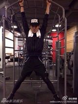 组图：杜德伟不理控告爬山 感慨遇到困难也从容