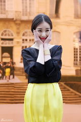 冯绍峰携女友亮相巴黎高订秀 倪妮新片2月开拍