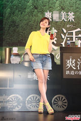 组图：周渝民亮相帅气斯文 陈妍希笑容甜美