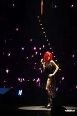 高清图：郑秀文台湾再度开唱 穿婚纱大唱许志安名曲