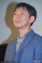 组图：《乐队的兔子》学生演员收花感动含泪