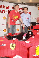 组图：林海峰出席品牌活动 流连名车模型不罢手