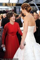 组图：最佳女配角候选人莎莉-菲尔德红纱裙大气