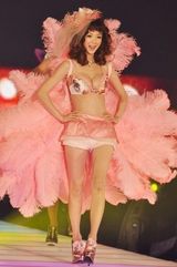 组图：徐若瑄婚纱现身东京时尚秀 比美佐佐木希