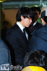 组图：卓在勋等现身涉赌案二审 李秀根眼含泪