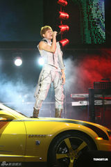 组图：吴克群个唱湿身秀腹肌 和女模互摸掀高潮