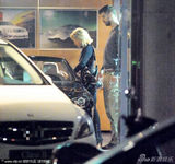 组图：夏奇拉生日皮克赠跑车 天后搂爱侣大送热吻