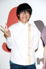 幻灯组图：歌手卢广仲准备考试 如未考取将面临当兵 