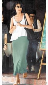 组图：梁洛施复出立即剪短发 戴墨镜封口分手费