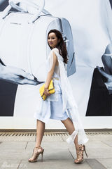 组图：吕一时尚街拍 仲夏变身气质名媛