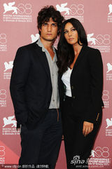 组图：《炎夏》记者会 贝鲁奇中性装亮相也妩媚