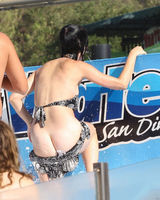 组图：凯蒂-佩里戏水泳裤不慎滑落露丰臀