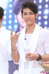 组图：汪东城蔡旻佑台北为电视原声带签唱