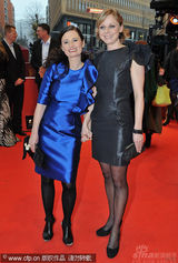 幻灯图集：电影《一家人》首映 导演佩妮莱蓝裙亮眼