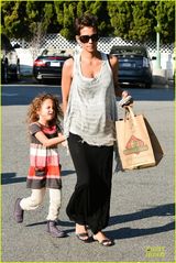 组图：哈利贝瑞携女血拼 女儿撒娇卖萌