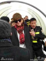 组图：李敏镐现身武汉 疯狂粉丝挤倒200斤记者