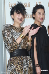 组图：徐濠萦郑希怡何超仪获邀走秀 潮装扮超个性