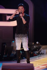 组图：《劲歌金曲》录影 容祖儿郑伊健亮相