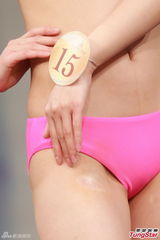 组图：华姐候选粉红色泳装彩排露毛露疤
