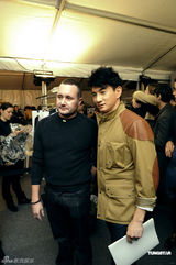 组图：吴奇隆亮相巴黎时装周抢足风头