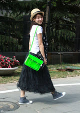 高清图：贾青街拍LOOK 清新学院装扮搭配剑桥包