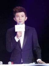 组图：大左闪亮时尚夜红毯 黑西装显绝佳气质