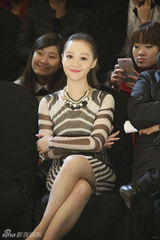 组图：徐海星斑马条纹短裙现身时装周