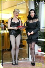 组图：蒂塔-万提斯小黑裙优雅亮相 丝袜美腿秀性感