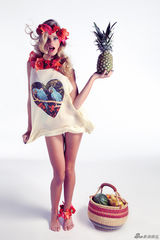 组图：嫩模格拉芙复古大片 玩角色扮演秀美乳