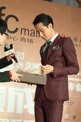 高清图：长腿男神赵寅成亲和 大摆POSE不忘卖萌