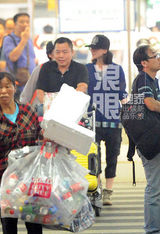 组图：刘诗诗素颜潮装回京 与女助理一路热聊