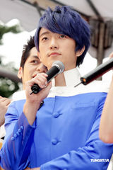 幻灯图集：大嘴巴发片大玩安全之吻 李毓芬现身站台