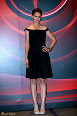 组图：阿汤嫂小黑裙亮相京城 期待与张艺谋合作