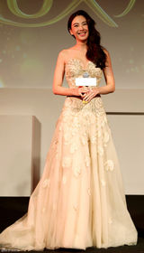 组图：张雨绮梦幻礼服秀美胸 幽默调侃王全安