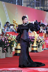 组图：巩新亮玩命勒胸夸张麒麟臂似巫婆