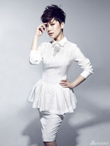 组图：海清最新时尚封面曝光 俏皮演绎另类优雅