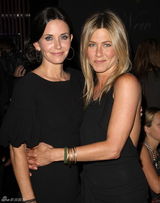 幻灯图集：安妮斯顿性感黑装亮相 肩头惊现神秘手