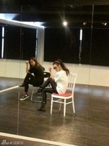 组图：张柏芝戴墨镜练舞遭曝光 舞风刚劲帅气