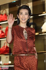 组图：李冰冰率性亮相品牌开幕会服饰抢镜