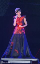 幻灯图集：蕾哈娜巡演 连身三角裤沿袭Gaga风潮