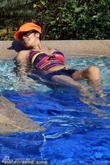 组图：韦唯穿比基尼火辣依旧 与绯闻男友海边慢跑