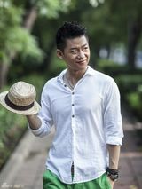 组图：李健清新绿色写真笑容朴实乐观