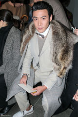 组图：陆毅米兰造型气场足 尽展男神魅力