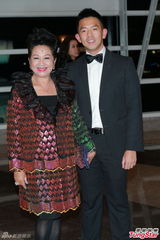 组图：汪圆圆婚礼甜蜜长吻 吴君如李嘉欣等到场