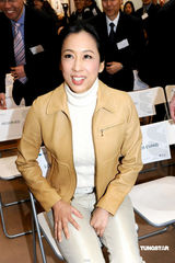 幻灯图：朱玲玲开摄影展 没听说儿子要与郭晶晶结婚