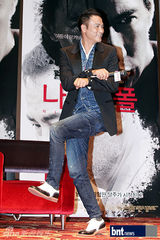 组图：任达华出席《大追捕》韩国新闻发布会