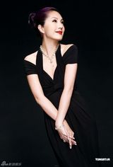 组图：杨千嬅代言饰品拍广告 尽情挥洒率性自信魅力