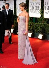 高清图：金球奖红毯杰西卡-阿尔芭礼服秀好身材