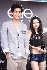 组图：彭于晏担任电眼妹大赛评委 与辣妹演对手戏